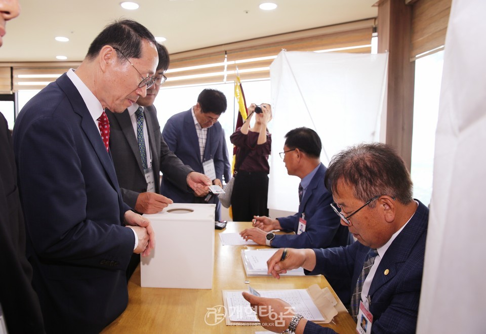 전국남전도회 서울지역 임원회의 배원식 장로 회장 당선 모습