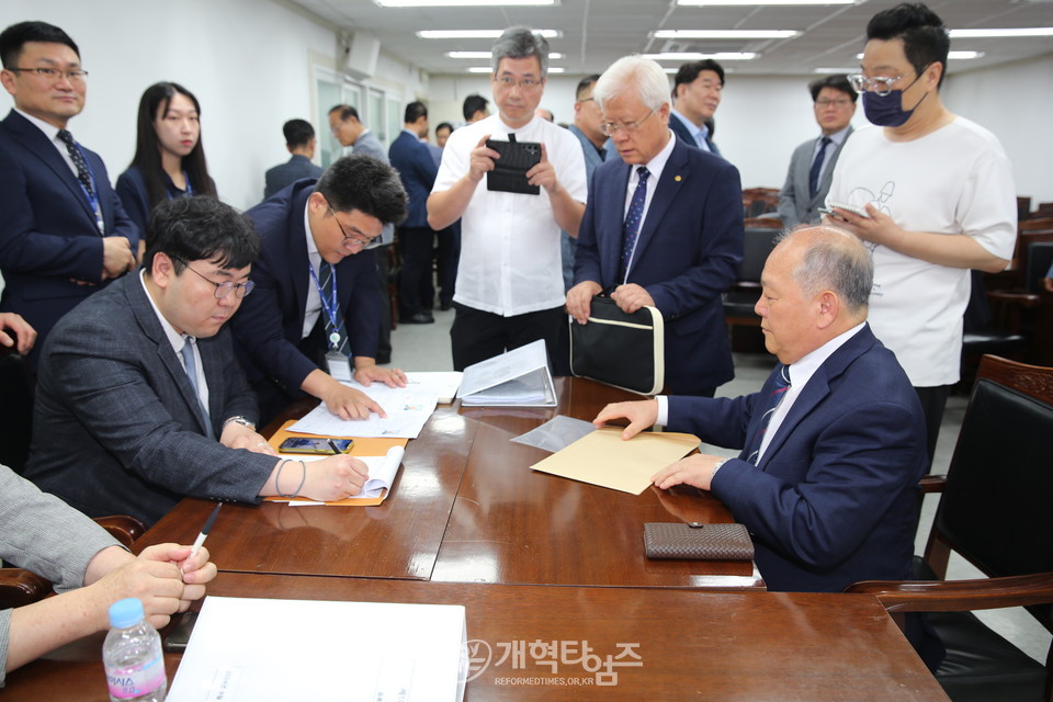 박석만 장로, 제109회 장로 부총회장 예비 후보 등록 모습
