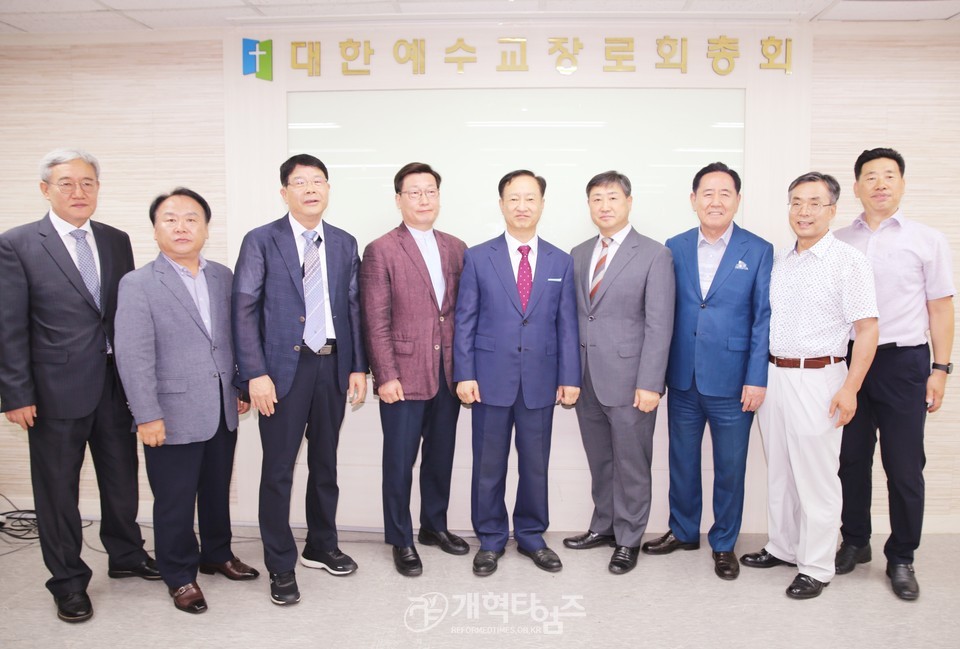 이종석 목사, 제109회 총회 부서기 예비 후보 등록 모습