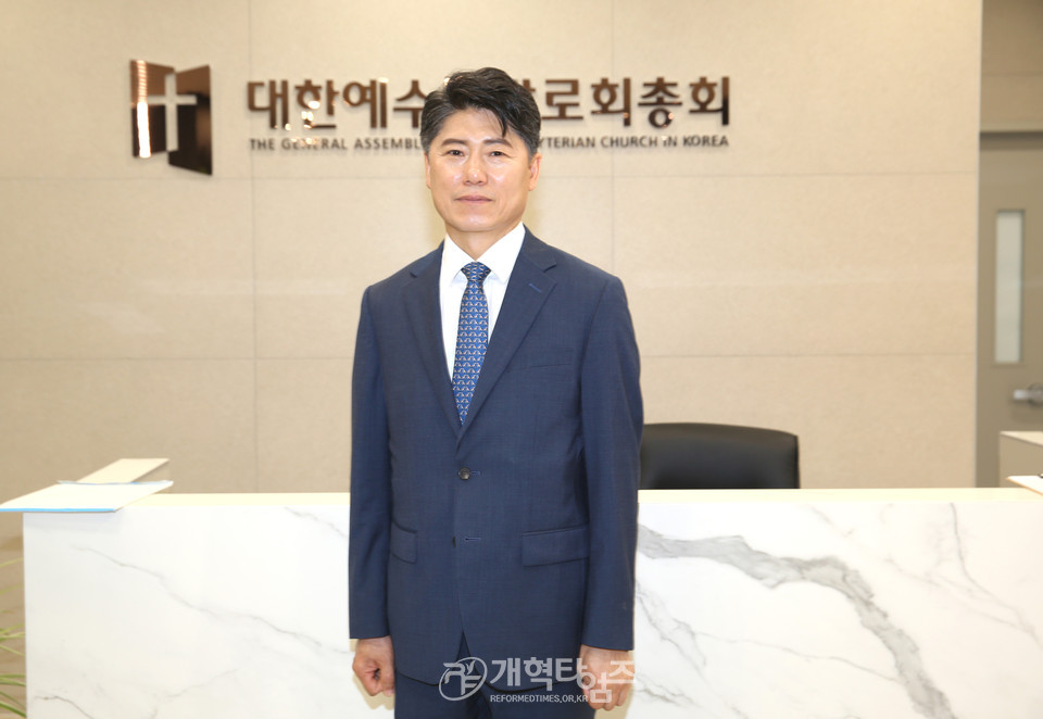 남석필 장로, 제109회 총회 부회계 예비 후보 등록 모습