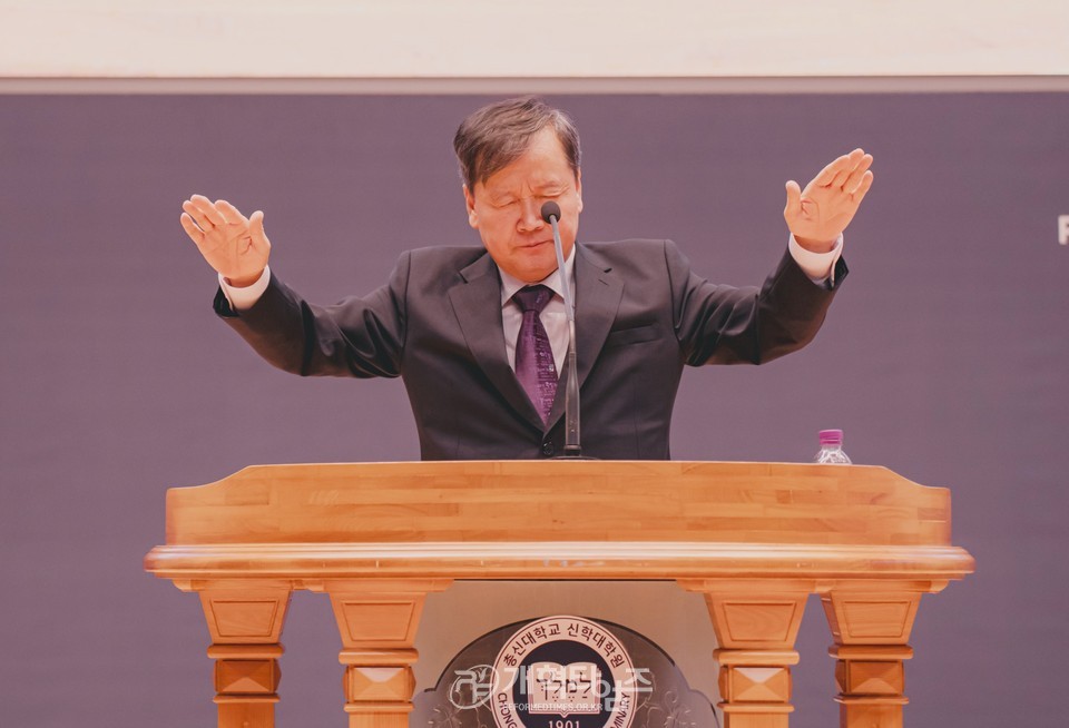 총신대 신대원 총동창회, 2학기 장학금 전달예배 모습