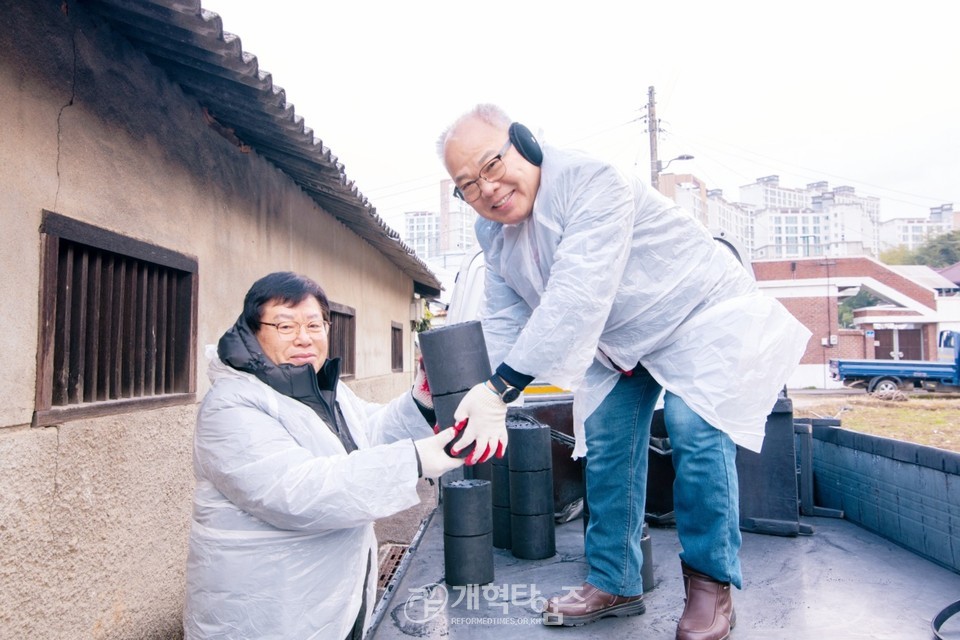 영.호남남전도협의회, 연말 독거가정 연탄 및 생필품 전달식 모습