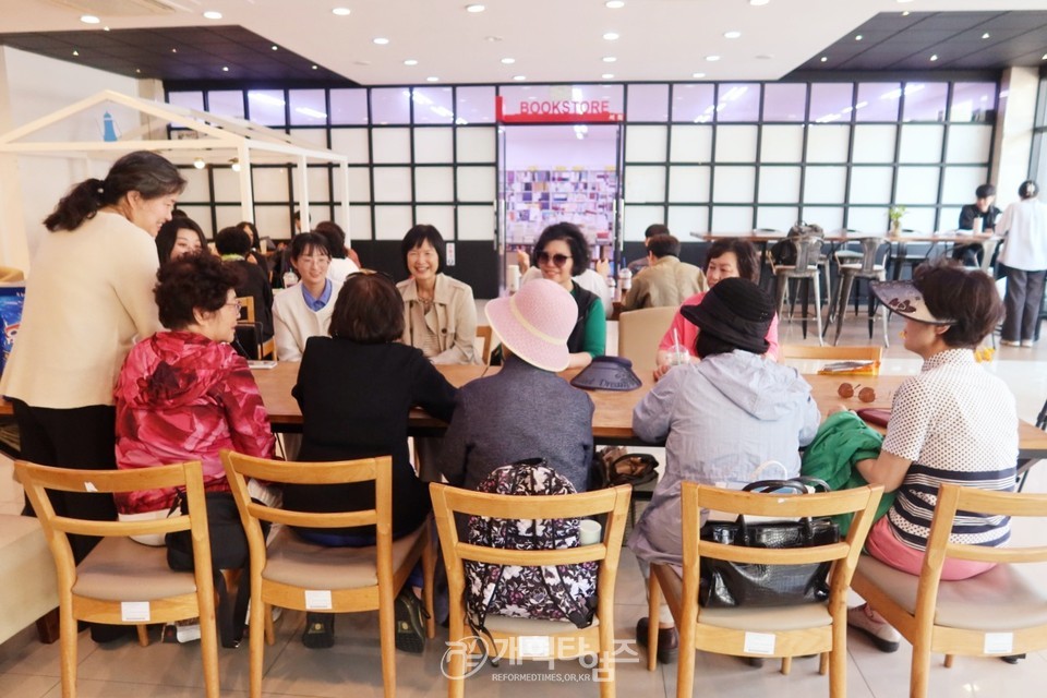 총신대 신대원 총여동문회, 총신대 신대원 여원우회 격려 방문 모습