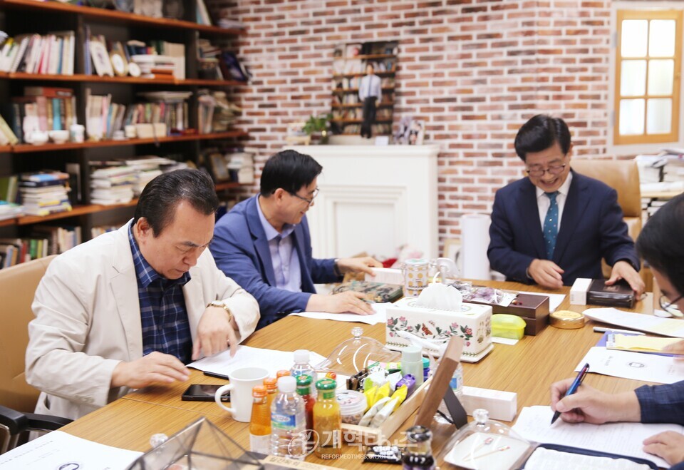 총신대신대원총동창회 임원회 모습(이천은광교회)