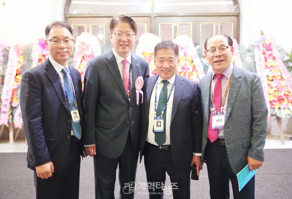 110회 총회 부서기에 당선된 유병희 목사 모습