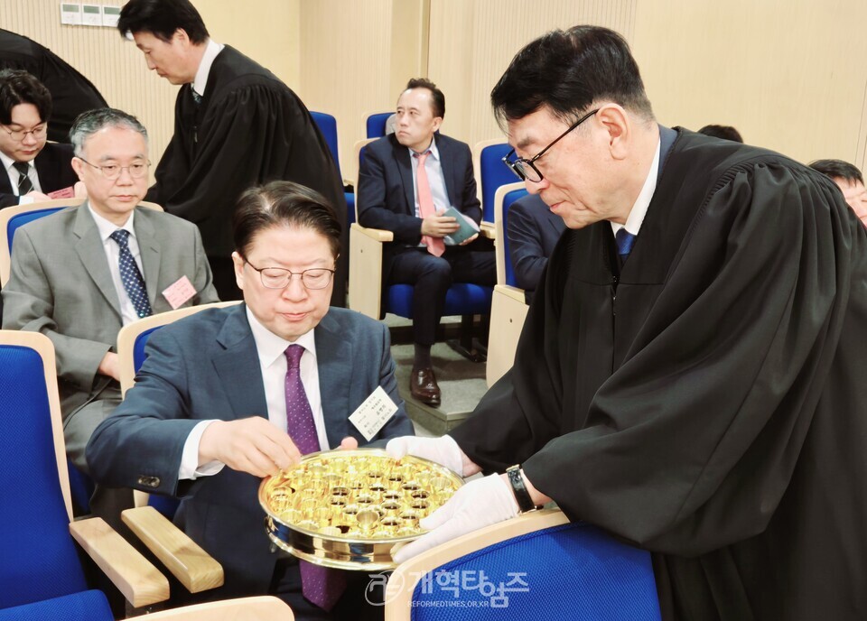 황서노회 정기회, 총회 부서기 유병희 목사 당선 축하 모습